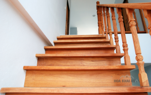 Cầu thang đối diện cửa chính - 5 cách hóa giải đơn giản